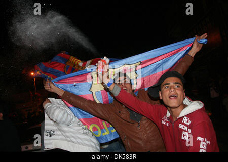 Apr 27, 2011 - Gaza City, nella Striscia di Gaza - giovani palestinesi festeggiare la vittoria del team spagnolo di Barcellona. Barcellona ha celebrato la loro vittoria dopo gli spagnoli La Liga soccer match agalinst Real Madrid con due obiettivi. (Credito Immagine: © Mohammed Asad/apaimages/ZUMApress.com) Foto Stock