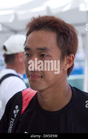 Apr. 27, 2011 - Sarasota, Florida, Stati Uniti d'America - Longboat Key, FL - 25 Aprile: GO SOEDA (JPN) perde in tre set di Frank Dancevic (possibile) 62, 36,16. (Credito Immagine: © Andrew patrono/ZUMAPRESS.com) Foto Stock