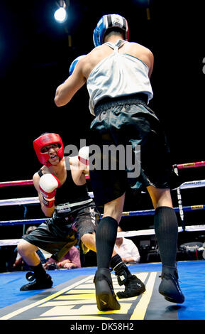 Apr.28, 2011 - Los Angeles, California, Stati Uniti d'America - Chico Chavez e Osman Rivera (rivolto) battaglia durante un dilettante leggero bout vinto da Chavez a 'Fight Night Club" presentato dalla Golden Boy Productions e AEG in L.A. Vivere il Club Nokia.(Immagine di credito: © Brian Cahn/ZUMAPRESS.com) Foto Stock