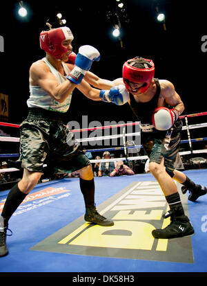 Apr.28, 2011 - Los Angeles, California, Stati Uniti d'America - Chico Chavez, sinistra e Osman Rivera battaglia durante un dilettante leggero bout vinto da Chavez a 'Fight Night Club" presentato dalla Golden Boy Productions e AEG in L.A. Vivere il Club Nokia.(Immagine di credito: © Brian Cahn/ZUMAPRESS.com) Foto Stock