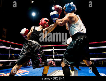 Apr.28, 2011 - Los Angeles, California, Stati Uniti d'America - Chico Chavez e Osman Rivera (sinistra) battaglia durante un dilettante leggero bout vinto da Chavez a 'Fight Night Club" presentato dalla Golden Boy Productions e AEG in L.A. Vivere il Club Nokia.(Immagine di credito: © Brian Cahn/ZUMAPRESS.com) Foto Stock