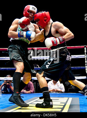 Apr.28, 2011 - Los Angeles, California, Stati Uniti d'America - Chico Chavez e Osman Rivera (destra) battaglia durante un dilettante leggero bout vinto da Chavez a 'Fight Night Club" presentato dalla Golden Boy Productions e AEG in L.A. Vivere il Club Nokia.(Immagine di credito: © Brian Cahn/ZUMAPRESS.com) Foto Stock