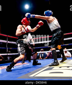 Apr.28, 2011 - Los Angeles, California, Stati Uniti d'America - Chico Chavez e Osman Rivera (sinistra) battaglia durante un dilettante leggero bout vinto da Chavez a 'Fight Night Club" presentato dalla Golden Boy Productions e AEG in L.A. Vivere il Club Nokia.(Immagine di credito: © Brian Cahn/ZUMAPRESS.com) Foto Stock