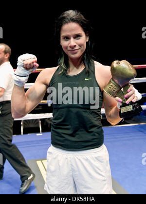 Apr.28, 2011 - Los Angeles, California, Stati Uniti d'America - Danyelle Wolfe dopo la sua TKO conquistare la fede Franco in un dilettante junior middleweight bout a 'Fight Night Club" presentato dalla Golden Boy Productions e AEG in L.A. Vivere il Club Nokia.(Immagine di credito: © Brian Cahn/ZUMAPRESS.com) Foto Stock