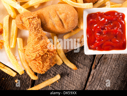 Fritte gamba di pollo e patatine fritte da sopra Foto Stock