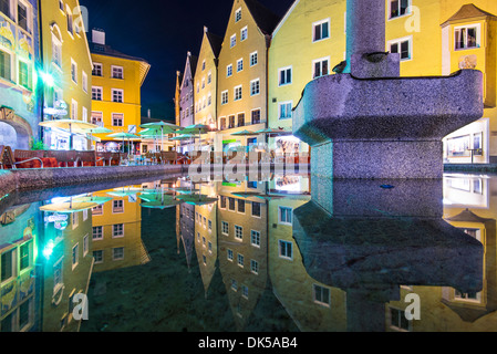 Fussen, Germania la piazza della città vecchia e fontana riflessioni. Foto Stock