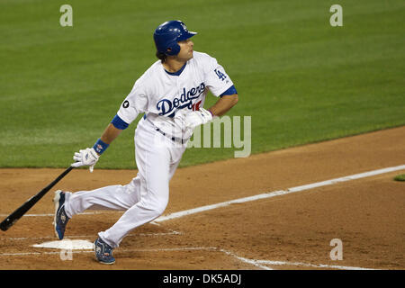 Aprile 29, 2011 - Los Angeles, California, Stati Uniti d'America - Los Angeles Dodgers diritto fielder Andre Ethier (16) esegue il rip di un doppio nel campo destro angolo, estendendo il suo gioco consecutivi di colpire streak a 25 giochi..Durante una partita tra Lega Nazionale West rivali, San Diego Padres e il Los Angeles Dodgers al Dodger Stadium. Il Dodgers sarebbe andare su per sconfiggere la Padres Foto Stock