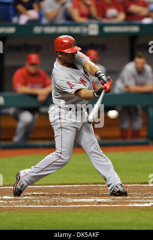 Aprile 29, 2011 - San Pietroburgo, Florida, Stati Uniti d'America - San Pietroburgo, FL, Stati Uniti - Los Angeles Angeli terzo baseman Alberto Callaspo (6) a bat durante l'azione di gioco come Los Angeles Angels Beat the Tampa Bay Rays 8-5 a Tropicana in Campo San Pietroburgo, Florida. (Credito Immagine: Â© Scott Kelby/Southcreek globale) (credito Immagine: © Scott Kelby/Southcreek globale/ZUMAPRESS.co Foto Stock