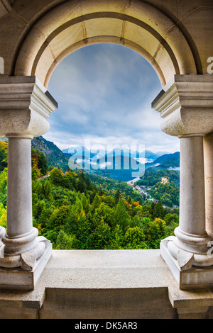 Vista dal castello di Neuschwanstein nelle alpi bavaresi della Germania. Foto Stock