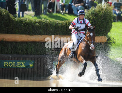 Aprile 30, 2011 - Lexington, Kentucky, Stati Uniti - Maria re(USA), in grado di competere su re TEMPTRESS, durante il Cross Country prova alla Rolex 3-Giorno 4-Star evento presso il Kentucky Horse Park in Lexington, Kentucky on April 30, 2011. (Credito Immagine: © Scott Serio/eclipse/ZUMAPRESS.com) Foto Stock