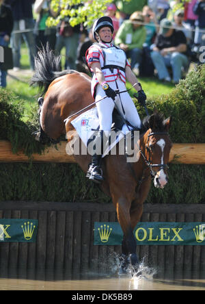 Aprile 30, 2011 - Lexington, Kentucky, Stati Uniti - Maria re(USA), in grado di competere su re TEMPTRESS, durante il Cross Country prova alla Rolex 3-Giorno 4-Star evento presso il Kentucky Horse Park in Lexington, Kentucky on April 30, 2011. (Credito Immagine: © Scott Serio/eclipse/ZUMAPRESS.com) Foto Stock