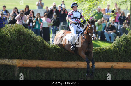 Aprile 30, 2011 - Lexington, Kentucky, Stati Uniti - Maria re(USA), in grado di competere su re TEMPTRESS, durante il Cross Country prova alla Rolex 3-Giorno 4-Star evento presso il Kentucky Horse Park in Lexington, Kentucky on April 30, 2011. (Credito Immagine: © Scott Serio/eclipse/ZUMAPRESS.com) Foto Stock