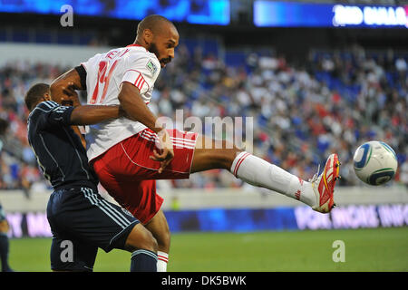 Aprile 30, 2011 - Harrison, New Jersey, Stati Uniti - New York Red Bulls avanti Thierry Henry (14) in azione durante il Major League Soccer azione a Red Bull Stadium di Harrison New Jersey Kansas City sentieri New York 0-1 a metà (credito Immagine: © Brooks von Arx/Southcreek globale/ZUMAPRESS.com) Foto Stock