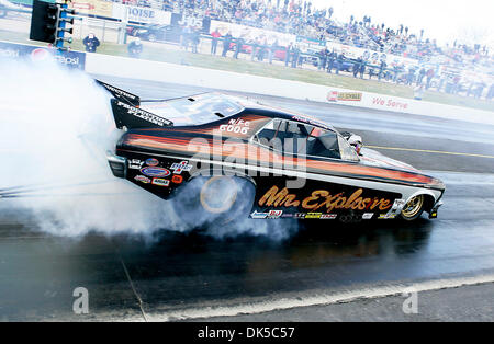 Aprile 30, 2011 - Eagle, Idaho, Stati Uniti d'America - NHRA Funny auto conducente Mark Sanders fa un burnout durante il NHRA Heritage serie evento presso la quarantunesima edizione annuale di parti per auto NAPA accenditore presentato da Dan Weibold Ford, come una parte dell'olio Lucas Drag Racing Series. (Credito Immagine: © Brian Lossness/Southcreek globale/ZUMAPRESS.com) Foto Stock