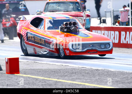 Aprile 30, 2011 - Eagle, Idaho, Stati Uniti d'America - NHRA nitro funny auto conducente ramoscello Zeigler durante la prima sessione di qualifica al patrimonio NHRA Serie evento presso la quarantunesima edizione annuale di parti per auto NAPA accenditore presentato da Dan Weibold Ford, come una parte dell'olio Lucas Drag Racing Series. (Credito Immagine: © Brian Lossness/Southcreek globale/ZUMAPRESS.com) Foto Stock