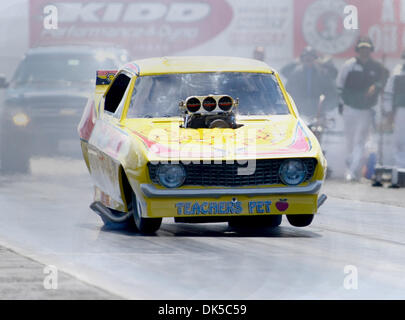 Aprile 30, 2011 - Eagle, Idaho, Stati Uniti d'America - NHRA nitro funny auto conducente Steven Densham durante il primo turno di qualifiche al patrimonio NHRA Serie evento presso la quarantunesima edizione annuale di parti per auto NAPA accenditore presentato da Dan Weibold Ford, come una parte dell'olio Lucas Drag Racing Series. (Credito Immagine: © Brian Lossness/Southcreek globale/ZUMAPRESS.com) Foto Stock