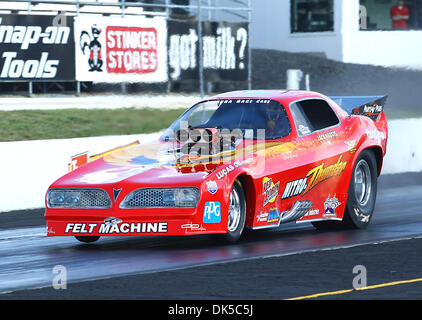 Aprile 30, 2011 - Eagle, Idaho, Stati Uniti d'America - NHRA Funny auto conducente Brett Harris durante il NHRA Heritage serie evento presso la quarantunesima edizione annuale di parti per auto NAPA accenditore presentato da Dan Weibold Ford, come una parte dell'olio Lucas Drag Racing Series. (Credito Immagine: © Brian Lossness/Southcreek globale/ZUMAPRESS.com) Foto Stock