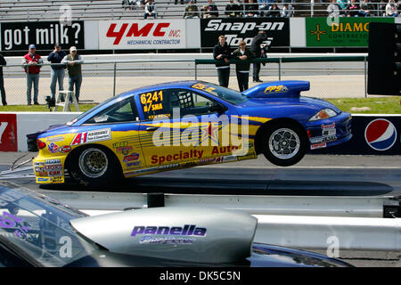 Aprile 30, 2011 - Eagle, Idaho, Stati Uniti d'America - NHRA concorrenza driver Eliminator Ken Reich presso la quarantunesima edizione annuale di parti per auto NAPA accenditore presentato da Dan Weibold Ford, come una parte dell'olio Lucas Drag Racing Series. (Credito Immagine: © Brian Lossness/Southcreek globale/ZUMAPRESS.com) Foto Stock