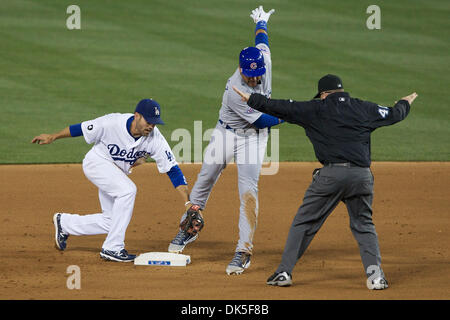 3 maggio 2011 - Los Angeles, California, Stati Uniti d'America - Los Angeles Dodgers shorstop Jamey Carroll (14) tag Chicago Cubs terzo baseman Aramis Ramirez (16) tardi, dopo Ramirez tesa una lunga singola in una doppia. Durante una partita tra la Lega Nazionale divisione centrale Chicago Cubs e la divisione occidentale di Los Angeles Dodgers al Dodger Stadium. (Credito Immagine: © Tony Foto Stock