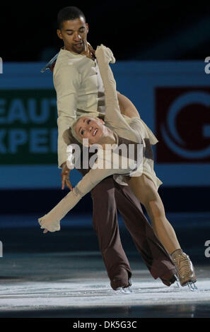 Maggio 01, 2011 - Moscow, Russia - Germania ALIONA SAVCHENKO E ROBIN SZOLKOWY effettuando al MegaSport arena di Mosca durante l'ISU World Figure Skating Championship 2011. Savchenko e Szolkowy ha vinto i mondiali di pattinaggio di figura coppie campionati. (Credito Immagine: © Nata Nechaeva/PhotoXpress/ZUMAPRESS.com) Foto Stock