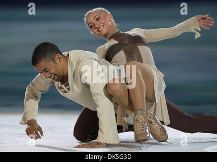 Maggio 01, 2011 - Moscow, Russia - Germania ALIONA SAVCHENKO E ROBIN SZOLKOWY effettuando al MegaSport arena di Mosca durante l'ISU World Figure Skating Championship 2011. Savchenko e Szolkowy ha vinto i mondiali di pattinaggio di figura coppie campionati. (Credito Immagine: © Nata Nechaeva/PhotoXpress/ZUMAPRESS.com) Foto Stock