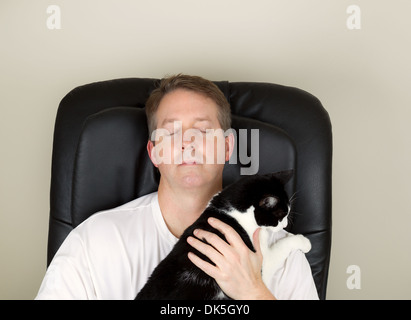 Mani di uomo maturo che indossa guanti neri Foto stock - Alamy