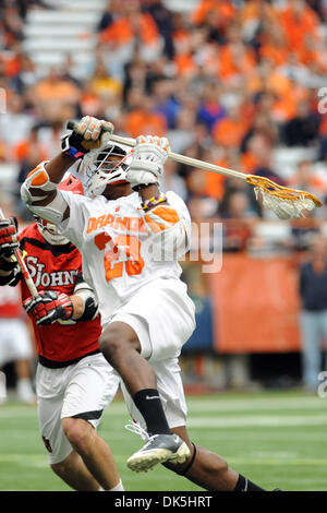 7 maggio 2011 - Syracuse, New York, Stati Uniti - Siracusa centrocampista arancione Jovan Miller (23) prende il tiro sul Saint John's Red Storm obiettivo nel primo trimestre. Siracusa conduce Saint John's 11-5 a metà al Carrier Dome in Syracuse, New York. (Credito Immagine: © Michael Johnson/Southcreek globale/ZUMAPRESS.com) Foto Stock