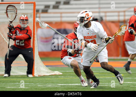 7 maggio 2011 - Syracuse, New York, Stati Uniti - Siracusa centrocampista arancione Jovan Miller (23) sposta la sfera intorno al lato sinistro del Saint John's Red Storm net nel secondo trimestre. Siracusa conduce Saint John's 11-5 a metà al Carrier Dome in Syracuse, New York. (Credito Immagine: © Michael Johnson/Southcreek globale/ZUMAPRESS.com) Foto Stock