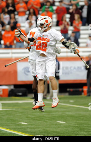 7 maggio 2011 - Syracuse, New York, Stati Uniti - Siracusa Orange attackman Jojo Marasco (22) e Siracusa centrocampista arancione Jovan Miller (23) eseguire loro pre-gioco rituale prima di assumere la Saint John's Red Storm. Siracusa sconfitto Saint John's 20-6 ufficialmente alla rivendicazione del grande oriente il titolo nella stagione finalmente al Carrier Dome in Syracuse, New York. (Credito Immagine: © Michael Johnson/Southcree Foto Stock