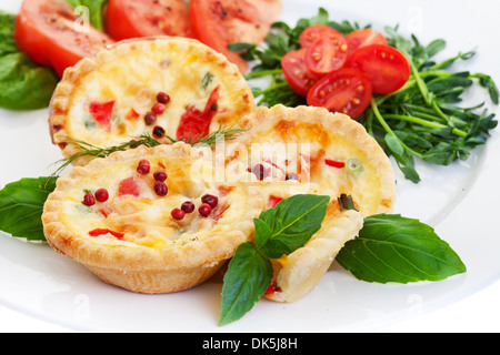 Mini quiche con ripieno di verdure con insalata.Focus sulla parte anteriore torta. Foto Stock