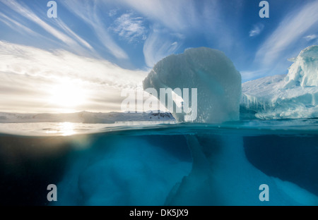 L'Antartide, vista subacquea di fusione Iceberg vicino a galleggiante Enterprise isola in Wilhelmina Bay lungo la Penisola Antartica Foto Stock