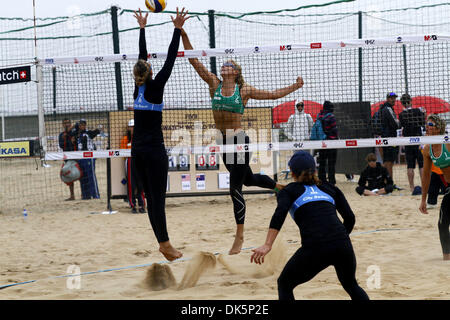 Maggio 04, 2011 - Jinshan, Cina - Australian TARA Occidente cerca di ottenere la palla contro la squadra americana di LAUREN FENDRICK e BROOKE HANSON durante un turno di qualificazione presso lo Swatch FIVB Beach Volleyball Shanghai aperto. Ad ovest è il nuovo partner di 2000 campione olimpionico Natalie Cook. Se cucinare e West qualificarsi per il 2012 Olimpiadi di estate a Londra, cucinare diventerà il primo w Foto Stock