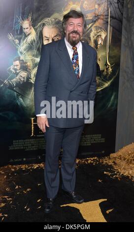 Los Angeles, Stati Uniti d'America. 2° dicembre 2013. Stephen Fry arriva alla premiere di The Hobbit e la desolazione di Smaug, Los Angeles, America - 2 Dic 2013 Credit: Sydney Alford/Alamy Live News Foto Stock