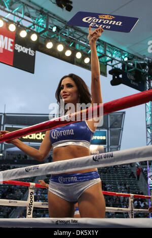 14 maggio 2011 - Carson, California, Stati Uniti - un anello alla ragazza la WBA Super Middleweight titolo di lotta tra Andre Ward e Arthur Abramo sabato notte nel Super Six World Boxing Classic semifinale a Carson, California. (Credito Immagine: © Jonathan Alcorn/ZUMAPRESS.com) Foto Stock