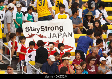 14 maggio 2011 - Columbus, Ohio, Stati Uniti - giovani fan del Giappone dimostrano il loro sostegno e incoraggiamento durante l'azione di confronto. Gli Stati Uniti Nazionale Femminile ha sconfitto il Giappone 2-0 in un amichevole internazionale partita di calcio giocato ad equipaggio Stadium di Columbus, Ohio. (Credito Immagine: © Scott Grau/Southcreek globale/ZUMAPRESS.com) Foto Stock