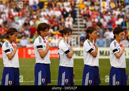 14 maggio 2011 - Columbus, Ohio, Stati Uniti - Membri del Team Japan stand presso l'attenzione durante la riproduzione del proprio paese l inno nazionale prima di iniziare la procedura di abbinamento azione. Gli Stati Uniti Nazionale Femminile ha sconfitto il Giappone 2-0 in un amichevole internazionale partita di calcio giocato ad equipaggio Stadium di Columbus, Ohio. (Credito Immagine: © Scott Grau/Southcreek globale/ZUMAPRESS.com) Foto Stock