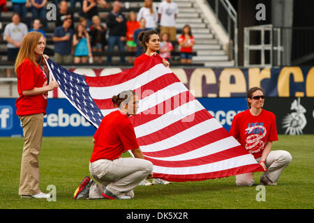 14 maggio 2011 - Columbus, Ohio, Stati Uniti - la bandiera americana è visualizzato durante il pre-match cerimonie. Gli Stati Uniti Nazionale Femminile ha sconfitto il Giappone 2-0 in un amichevole internazionale partita di calcio giocato ad equipaggio Stadium di Columbus, Ohio. (Credito Immagine: © Scott Grau/Southcreek globale/ZUMAPRESS.com) Foto Stock