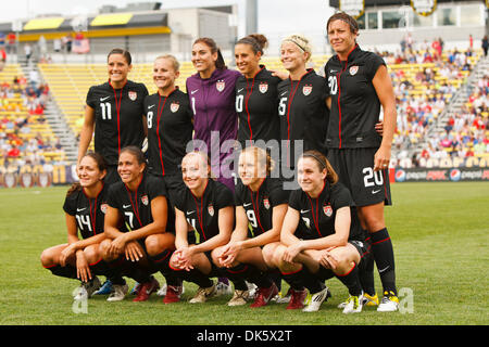 14 maggio 2011 - Columbus, Ohio, Stati Uniti - La partenza i membri del Team USA rappresentano per i fotografi durante il pre-match cerimonie. Gli Stati Uniti Nazionale Femminile ha sconfitto il Giappone 2-0 in un amichevole internazionale partita di calcio giocato ad equipaggio Stadium di Columbus, Ohio. (Credito Immagine: © Scott Grau/Southcreek globale/ZUMAPRESS.com) Foto Stock