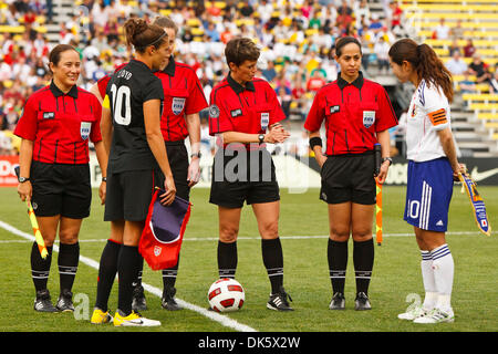 14 maggio 2011 - Columbus, Ohio, Stati Uniti - Carli Lloyd (#10) degli Stati Uniti e Homare Sawa (#10) del Giappone ascoltare istruzioni essendo dato da arbitro Kari Seitz degli Stati Uniti -- con le mani incrociate -- durante il pre-match cerimonie come assistente arbitro Marlene Duffy -- estrema sinistra--, quarto ufficiale Domka Margaret, e assistente arbitro Veronica Perez --estrema destra-- a guardare. Il Foto Stock