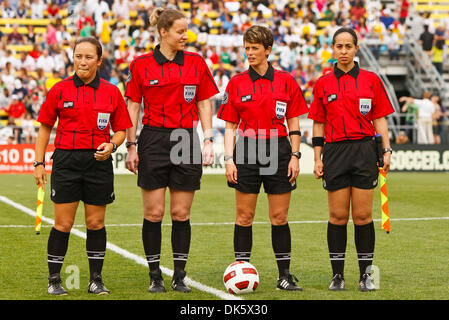 14 maggio 2011 - Columbus, Ohio, Stati Uniti - (da sinistra) Assistente arbitro Marlene Duffy, quarto ufficiale Domka Margaret, arbitro Kari Seitz, e assistente arbitro Veronica Perez, tutti gli Stati Uniti pongono per fotografi durante il pre-match cerimonie. Gli Stati Uniti Nazionale Femminile ha sconfitto il Giappone 2-0 in un amichevole internazionale partita di calcio giocato ad equipaggio Stadium di Columbus, O Foto Stock