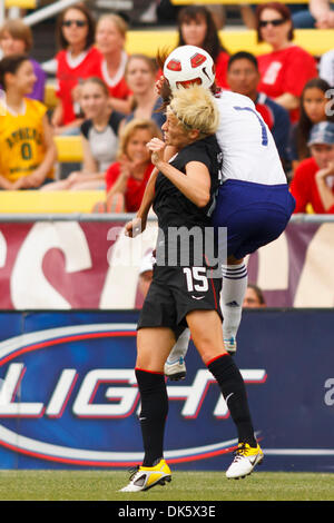 14 maggio 2011 - Columbus, Ohio, Stati Uniti - Centrocampista Megan Rapinoe (#15) degli Stati Uniti e il difensore Kozue Ando (#7) di testa in Giappone la sfera durante la prima metà partita azione. Gli Stati Uniti Nazionale Femminile ha sconfitto il Giappone 2-0 in un amichevole internazionale partita di calcio giocato ad equipaggio Stadium di Columbus, Ohio. (Credito Immagine: © Scott Grau/Southcreek globale/ZUMAPRESS.com) Foto Stock