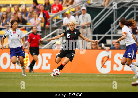 14 maggio 2011 - Columbus, Ohio, Stati Uniti - Centrocampista Megan Rapinoe (#15) degli Stati Uniti dribbling la palla tra il Defender Kozue Ando (#7) e centrocampista Homare Sawa (#10) del Giappone durante la prima metà partita azione. Gli Stati Uniti Nazionale Femminile ha sconfitto il Giappone 2-0 in un amichevole internazionale partita di calcio giocato ad equipaggio Stadium di Columbus, Ohio. (Credito Immagine: © Scott Grau/Southcr Foto Stock