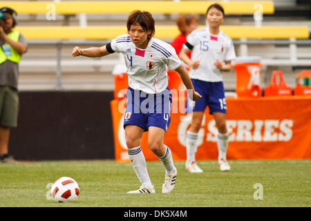 14 maggio 2011 - Columbus, Ohio, Stati Uniti - Defender Saki Kumagai (#4) del Giappone durante la prima metà partita azione. Gli Stati Uniti Nazionale Femminile ha sconfitto il Giappone 2-0 in un amichevole internazionale partita di calcio giocato ad equipaggio Stadium di Columbus, Ohio. (Credito Immagine: © Scott Grau/Southcreek globale/ZUMAPRESS.com) Foto Stock