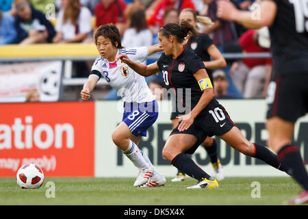 14 maggio 2011 - Columbus, Ohio, Stati Uniti - Centrocampista Aya Miyama (#8) del Giappone e il centrocampista Carli Lloyd (#10) degli Stati Uniti la battaglia per il controllo della palla durante la seconda metà partita azione. Gli Stati Uniti Nazionale Femminile ha sconfitto il Giappone 2-0 in un amichevole internazionale partita di calcio giocato ad equipaggio Stadium di Columbus, Ohio. (Credito Immagine: © Scott Grau/Southcreek globale/ZUMAPRESS.co Foto Stock