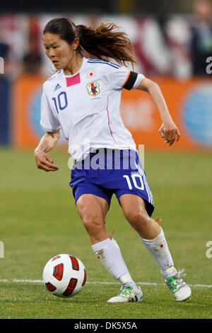 14 maggio 2011 - Columbus, Ohio, Stati Uniti - Centrocampista Homare Sawa (#10) del Giappone durante la seconda metà partita azione. Gli Stati Uniti Nazionale Femminile ha sconfitto il Giappone 2-0 in un amichevole internazionale partita di calcio giocato ad equipaggio Stadium di Columbus, Ohio. (Credito Immagine: © Scott Grau/Southcreek globale/ZUMAPRESS.com) Foto Stock