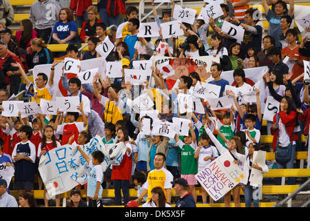 14 maggio 2011 - Columbus, Ohio, Stati Uniti - le ventole del team in Giappone dimostrano il loro sostegno durante la partita azione. Gli Stati Uniti Nazionale Femminile ha sconfitto il Giappone 2-0 in un amichevole internazionale partita di calcio giocato ad equipaggio Stadium di Columbus, Ohio. (Credito Immagine: © Scott Grau/Southcreek globale/ZUMAPRESS.com) Foto Stock