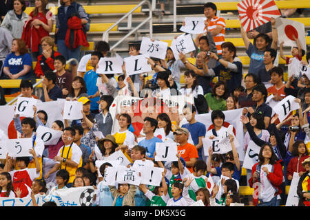 14 maggio 2011 - Columbus, Ohio, Stati Uniti - le ventole del team in Giappone dimostrano il loro sostegno durante la partita azione. Gli Stati Uniti Nazionale Femminile ha sconfitto il Giappone 2-0 in un amichevole internazionale partita di calcio giocato ad equipaggio Stadium di Columbus, Ohio. (Credito Immagine: © Scott Grau/Southcreek globale/ZUMAPRESS.com) Foto Stock