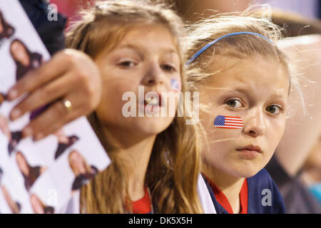 14 maggio 2011 - Columbus, Ohio, Stati Uniti - I giovani fans in trepidante attesa per gli autografi dagli Stati Uniti i giocatori a conclusione del match. Gli Stati Uniti Nazionale Femminile ha sconfitto il Giappone 2-0 in un amichevole internazionale partita di calcio giocato ad equipaggio Stadium di Columbus, Ohio. (Credito Immagine: © Scott Grau/Southcreek globale/ZUMAPRESS.com) Foto Stock