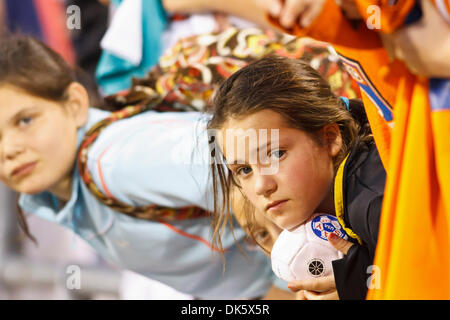 14 maggio 2011 - Columbus, Ohio, Stati Uniti - I giovani fans in trepidante attesa per gli autografi dagli Stati Uniti i giocatori a conclusione del match. Gli Stati Uniti Nazionale Femminile ha sconfitto il Giappone 2-0 in un amichevole internazionale partita di calcio giocato ad equipaggio Stadium di Columbus, Ohio. (Credito Immagine: © Scott Grau/Southcreek globale/ZUMAPRESS.com) Foto Stock