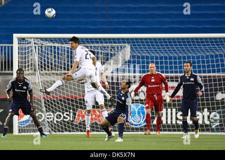 14 maggio 2011 - Foxborough, Massachusetts, STATI UNITI - Vancouver FC Centrocampista Shea Salinas tentativi di cliente su un calcio d'angolo durante la prima metà della partita contro lanuova Inghilterra rivoluzione. La Nuova Inghilterra Rivoluzione ha sconfitto il Vancouver Whitecaps FC 1 - 0. (Credito Immagine: © contrassegnare la casella/Southcreek globale/ZUMAPRESS.com) Foto Stock